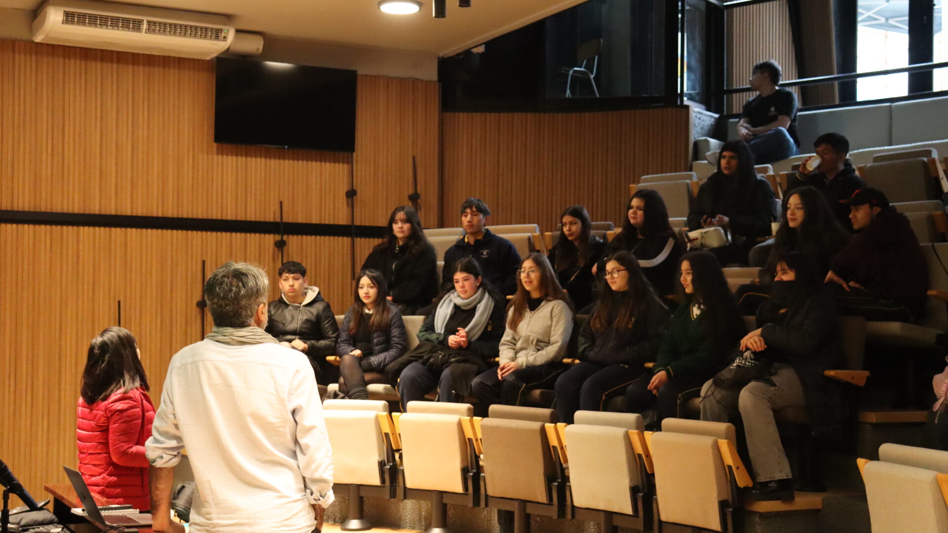 Estudiantes secundarios/as entusiasmados por el taller de Periodismo en “La Previa”